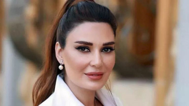 سيرين عبدالنور تتألق بفستان جذاب بدون بطانة في جلسة تصوير جديدة