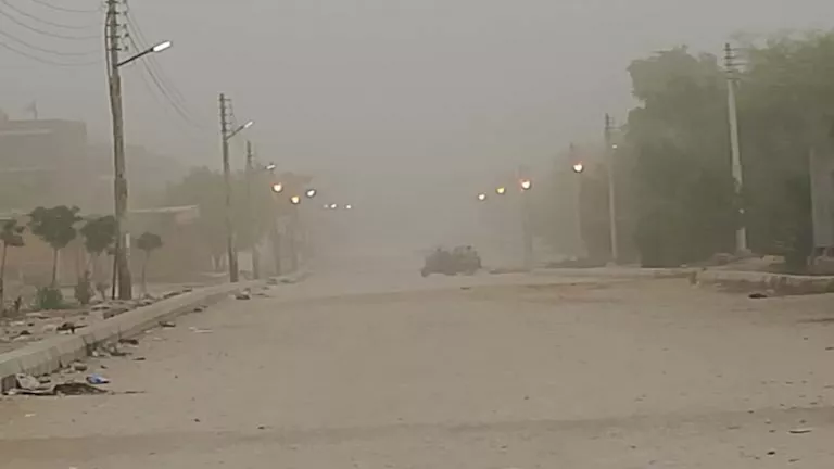 العاصفة الترابية تثير الذعر في أسوان.. اكتشف تأثيراتها المذهلة من خلال الفيديو والصور