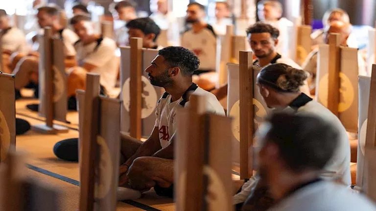 كيف استلهم لاعبو ليفربول من الطقوس اليابانية في المعبد البوذي؟