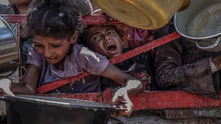 29 صورة تعكس معاناة سكان غزة في الحصول على المساعدات الإنسانية