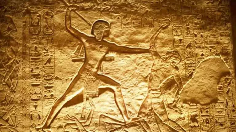 كيف استخدم ملوك مصر القديمة الفن كوسيلة للسلطة والسيطرة الدينية؟