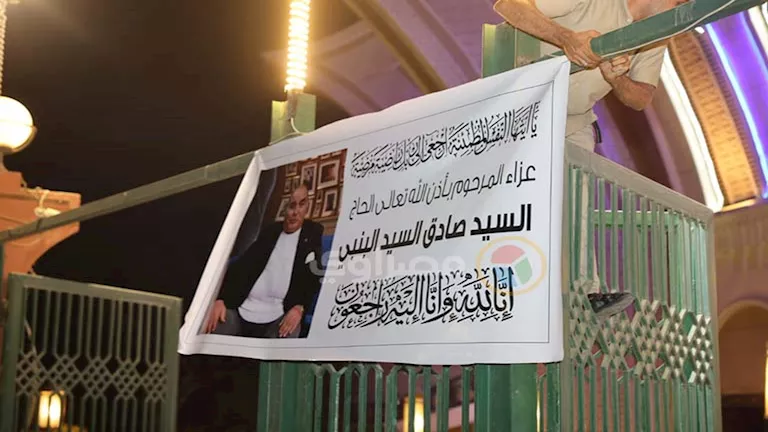 15 لقطة مؤثرة من عزاء الفنان سيد صادق تجسد مشاعر الفراق