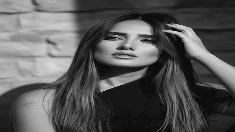 زينة تبرز أناقتها في جلسة تصوير جديدة بالأبيض والأسود على إنستجرام