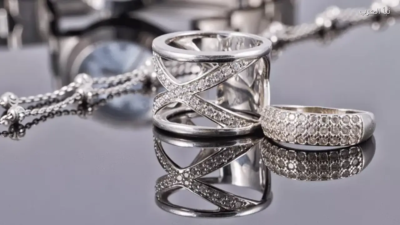 الفضة تتعرض لخسائر أكبر من الذهب وخبراء يوضحون الأسباب