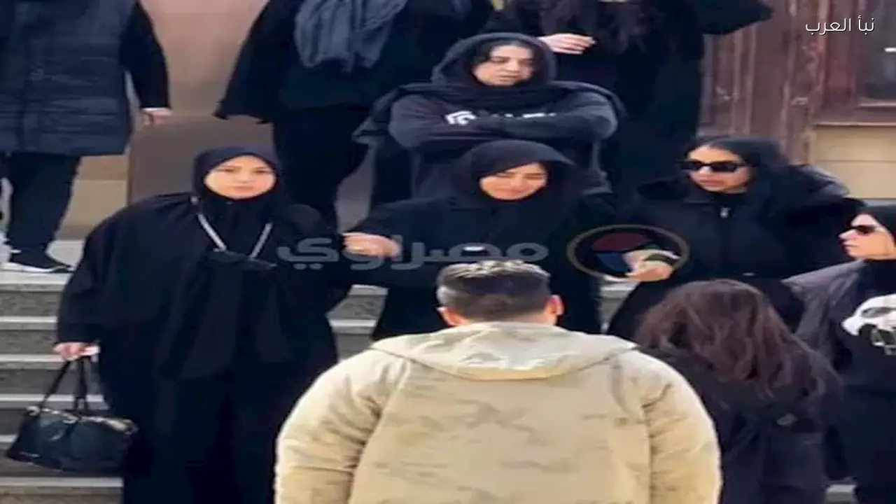 زينة ترتدي الحجاب في جنازة شقيقها وطارق لطفي بين الحضور
