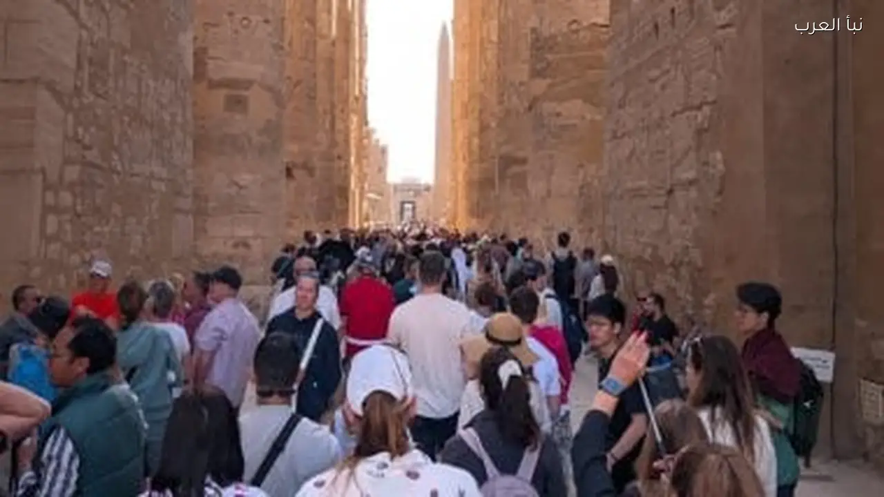 سياح يستمتعون بأجواء الشتاء في معابد الأقصر