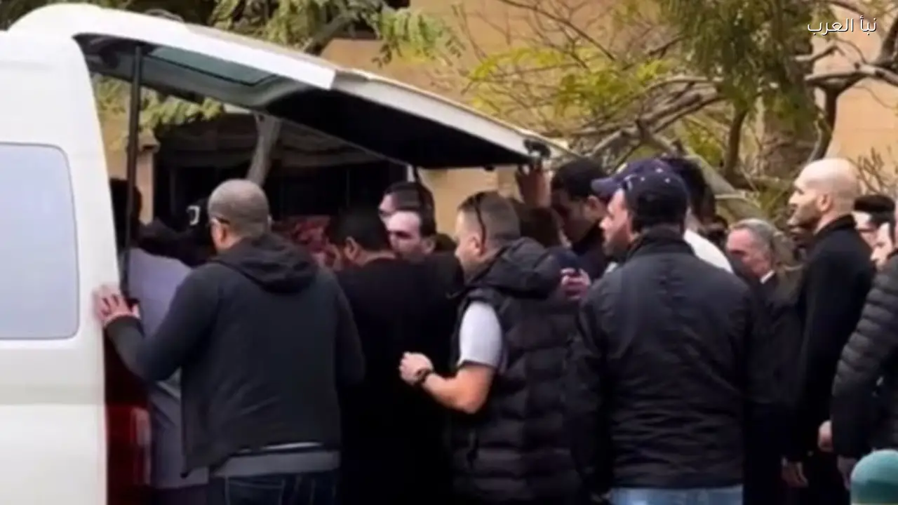 شقيق الفنانة زينة يصل جثمانه إلى مسجد حسن الشربتلي