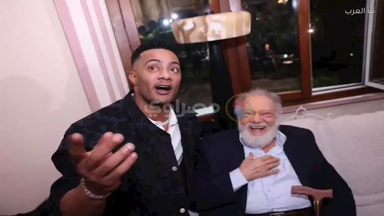 محمد رمضان يقبل رأس يحيى الفخراني في حفل أوبرا توت عنخ أمون