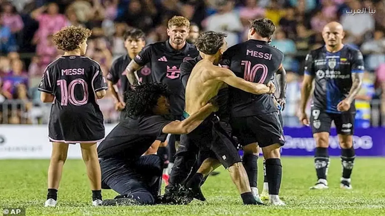 ميسي يتعرض لموقف غريب مع مشجع عارٍ في ودية إنتر ميامي