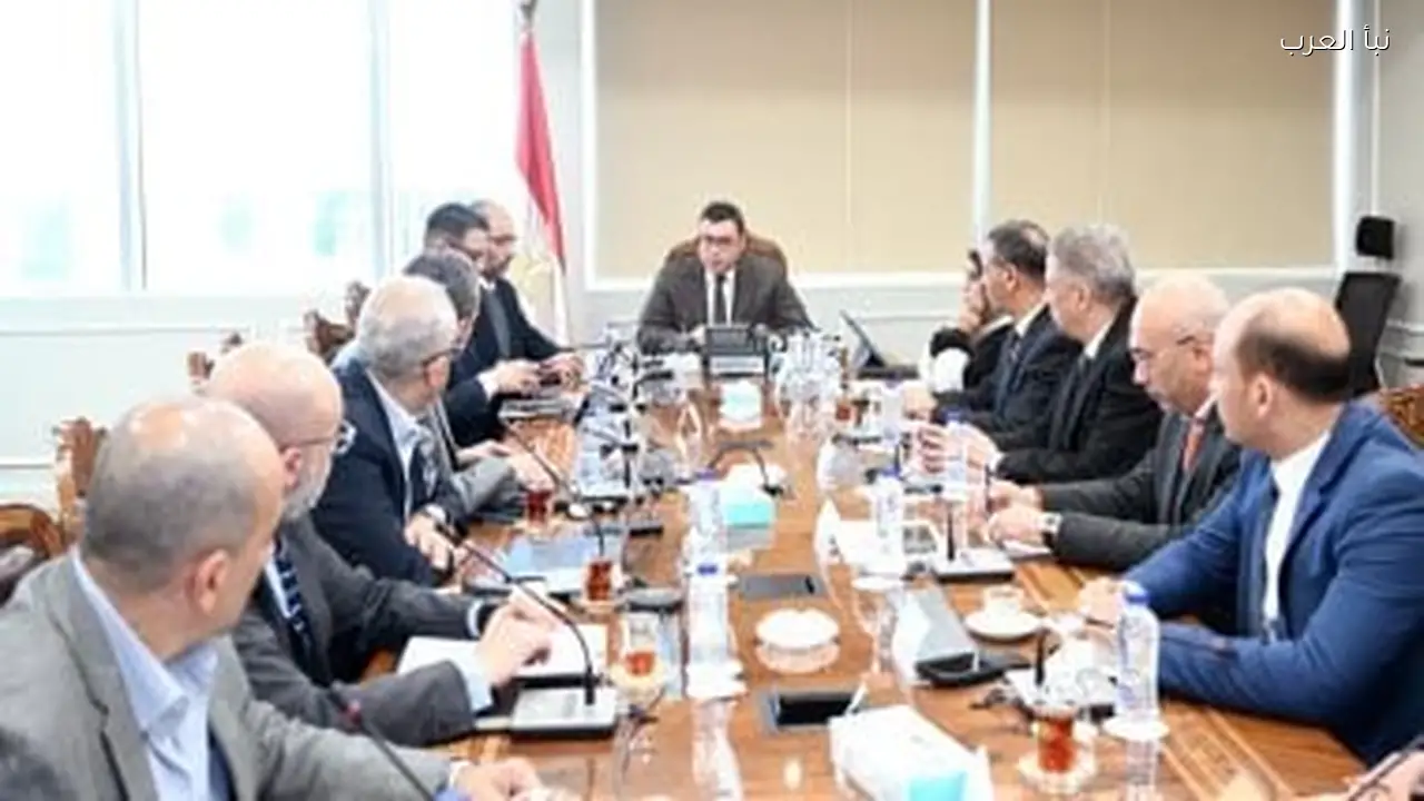 وزير الإسكان يناقش تطوير الشواطئ مع مسؤولي “سيتي إيدج”