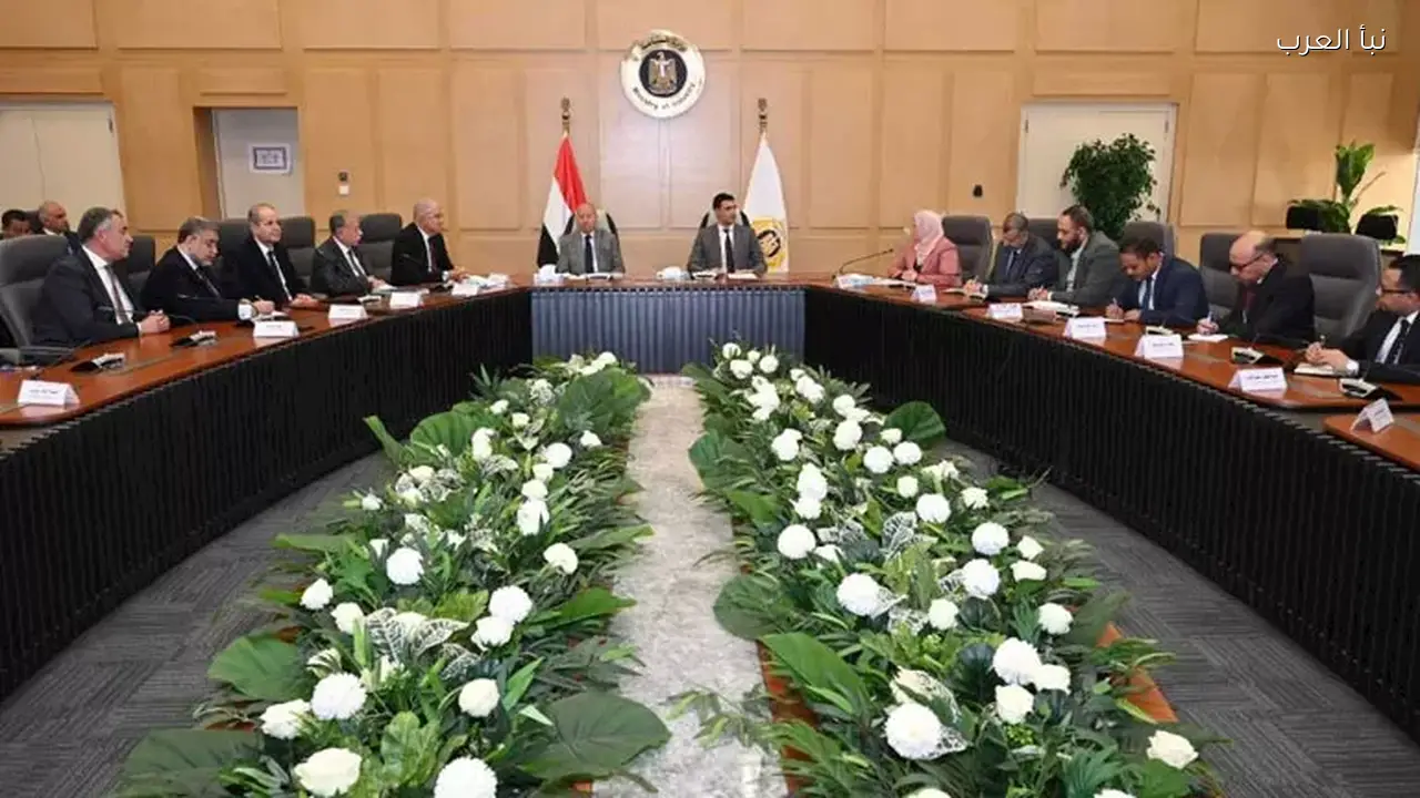 وزير الصناعة يبحث خطة تطوير “شق الثعبان” مع محافظ القاهرة