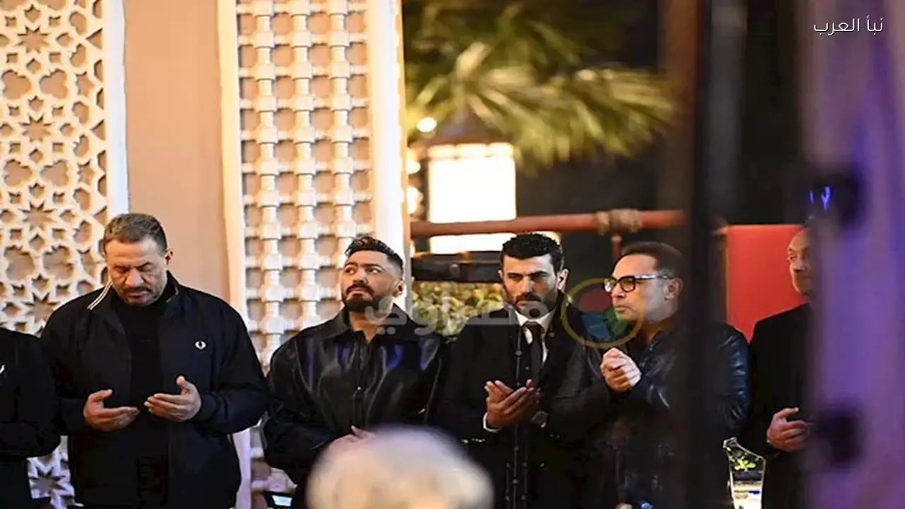 ياسر جلال وتامر حسني وصبا مبارك يحضرون عزاء والد مي عمر