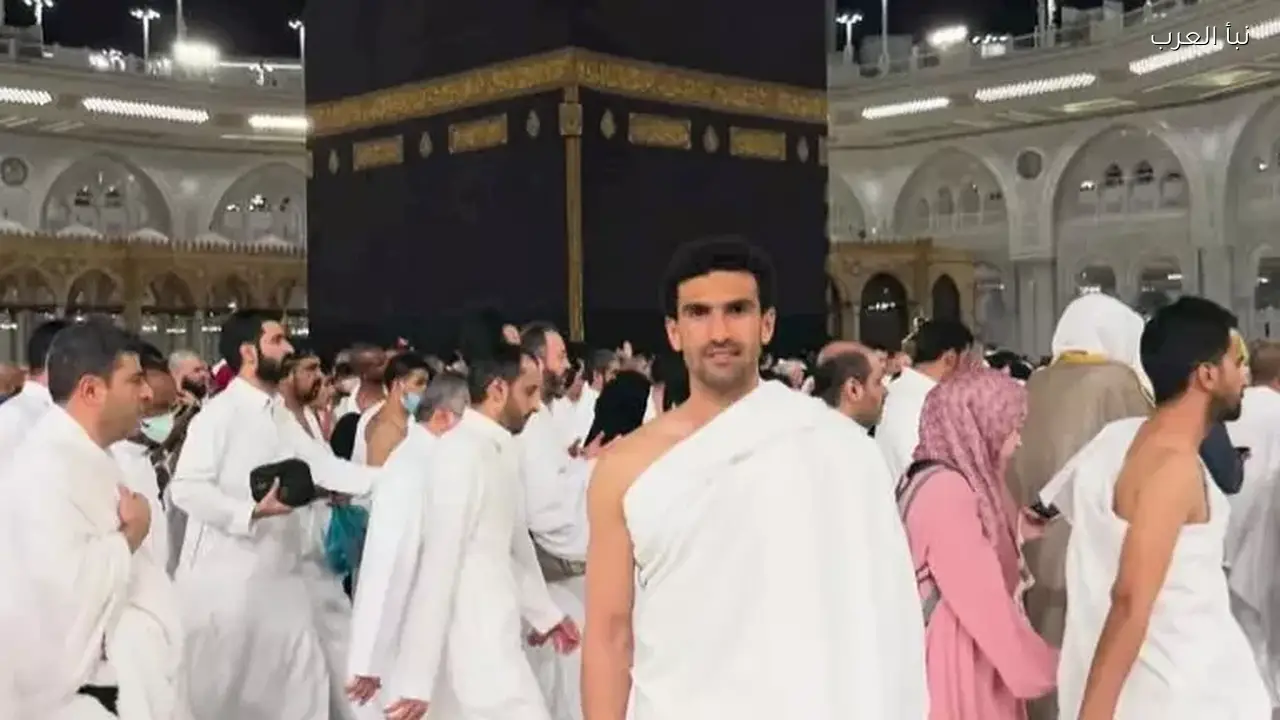 محمد عواد ينشر صور أداء العمرة ويعلق عليها