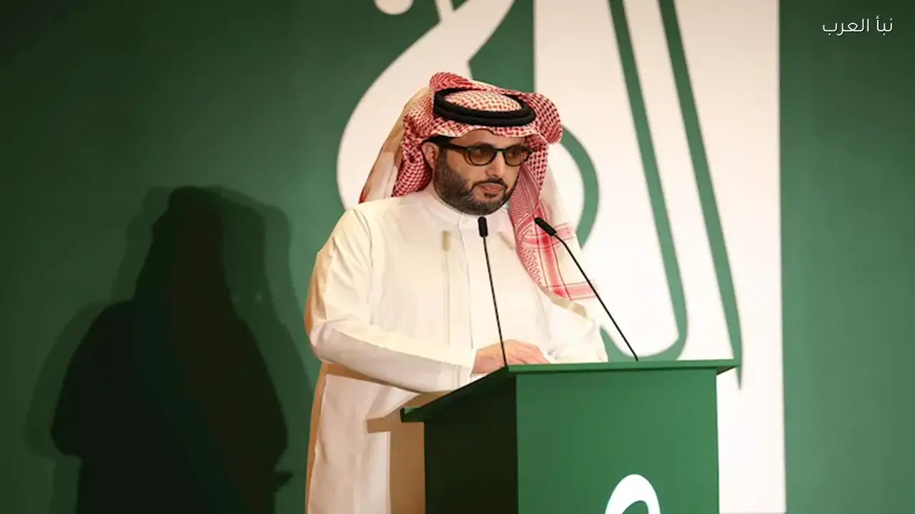 تركي آل الشيخ يمدد عرض مسرحية “ماتصغروناش” لأكرم حسني بسبب الإقبال الكبير