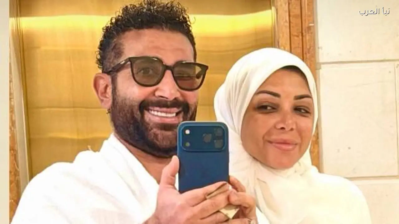 أحمد سعد يظهر برفقة زوجته اليوم بملابس الإحرام