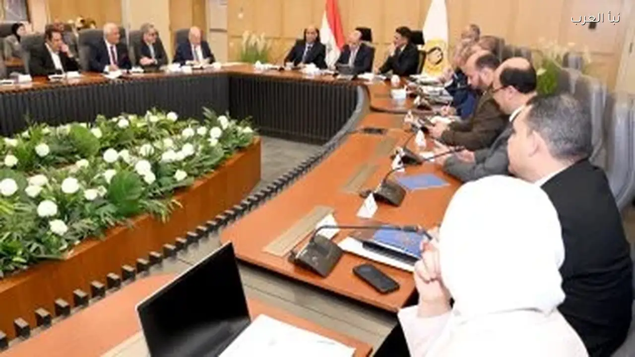 الحكومة تبحث تطوير تشغيل صناعة الملابس اليوم