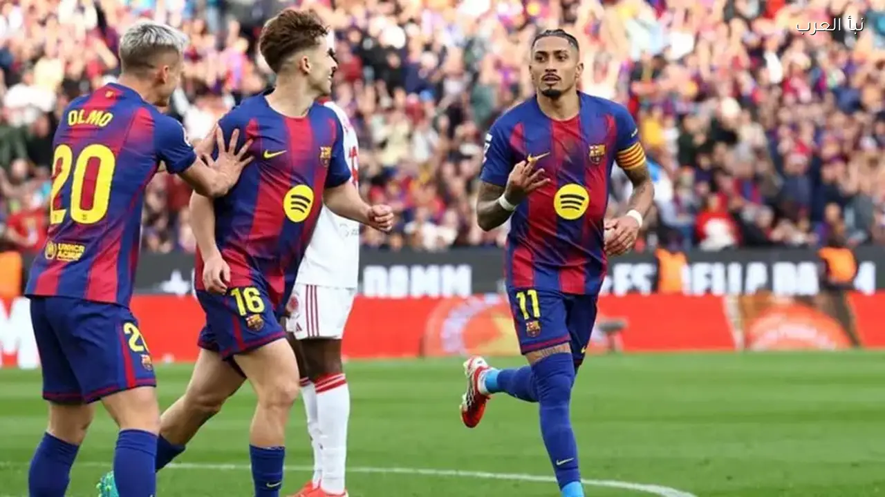 رافينيا يحتفل بجائزة رجل المباراة مع نجله