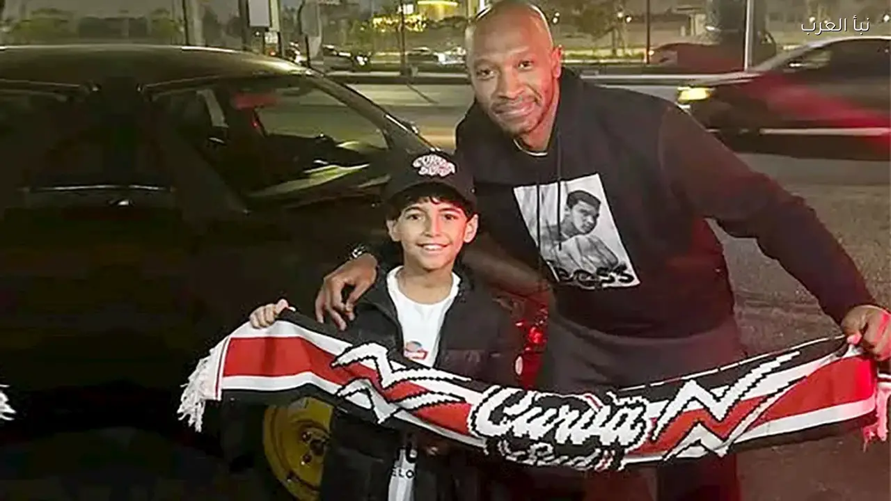 شيكابالا يلتقي بطفل “صحاب الأرض” ويهديه قميص الزمالك