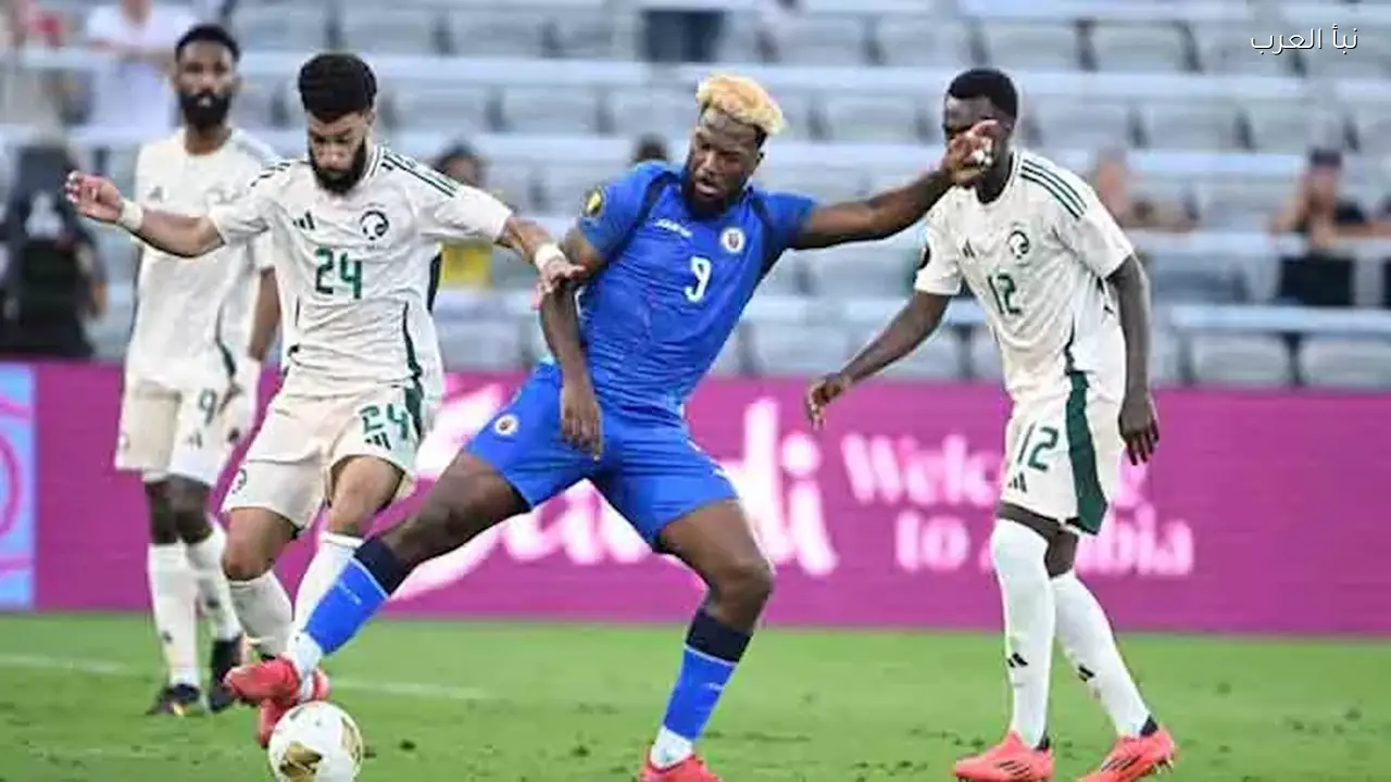 هداف هايتي التاريخي يهرب من إيران بعد بدء القصف